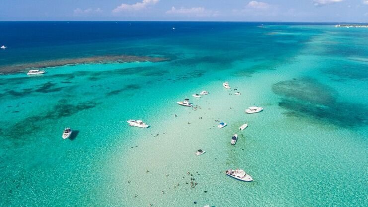 aerial picture of a dozen boats at stingray city