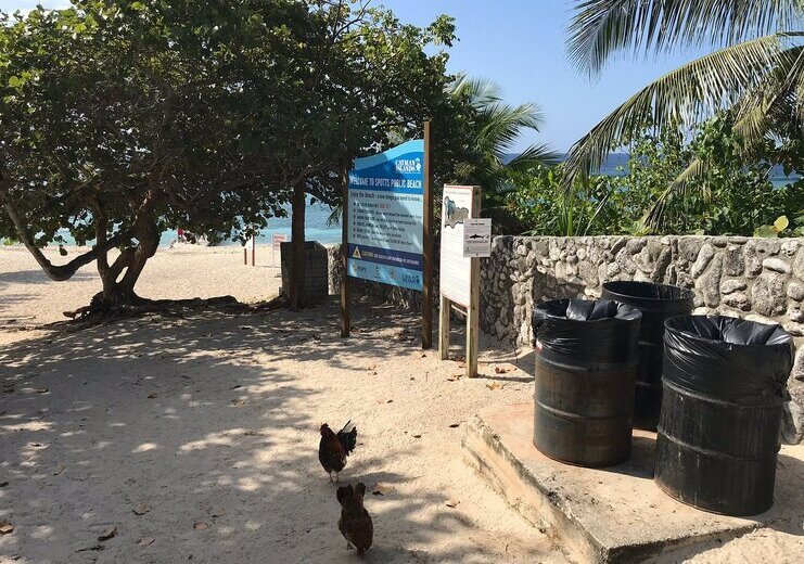 picture of entrance at spotts beach with signs