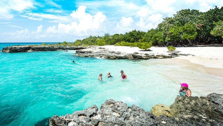picture of 5 people in the water at smith cove