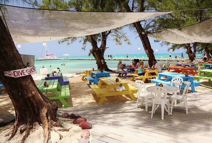 picture of people eating lunch at rum point